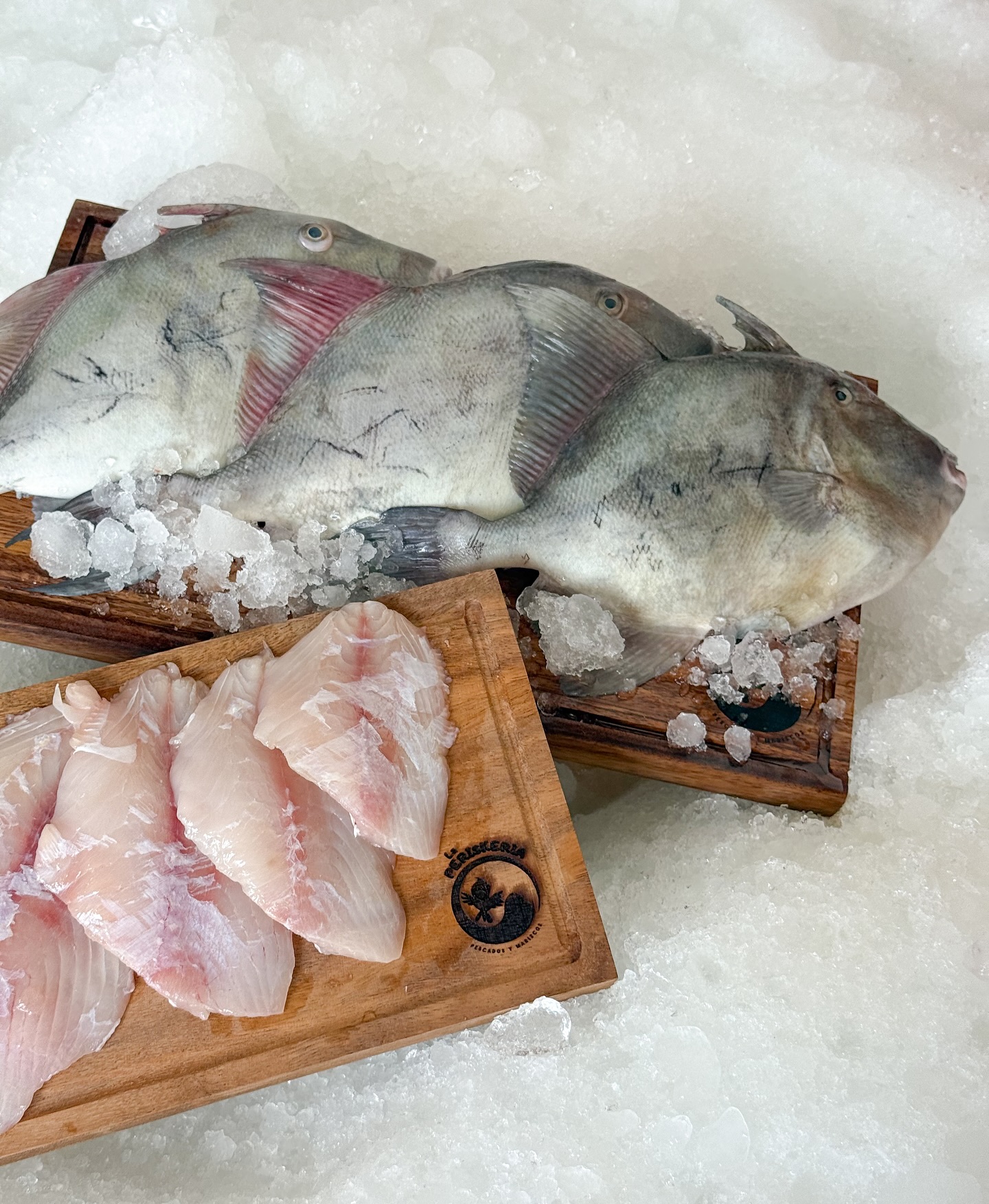 Pescados y filetes frescos en tabla